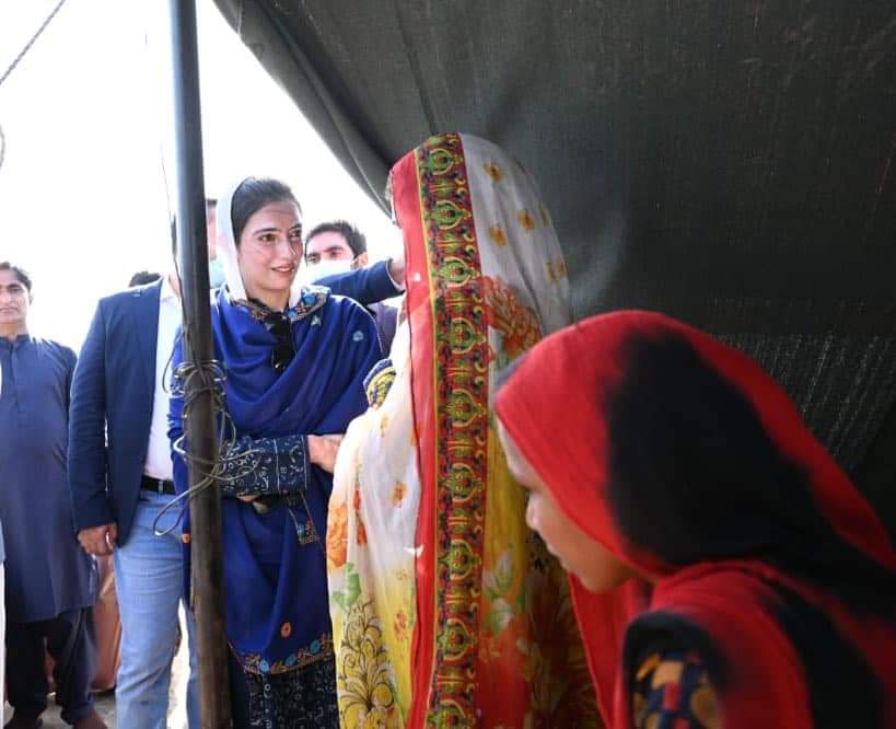 PPPSindhPK's tweet photo. نوابشاہ: شہید محترمہ بینظیر بھٹو کی چھوٹی صاحبزادی آصفہ بھٹو زرداری نے نوابشاہ کے مختلف علاقوں میں برسات متاثرین عورتوں میں راشن اور تحائف تقسیم کیے۔ 
(1/2) https://t.co/xMq0cGMyw2