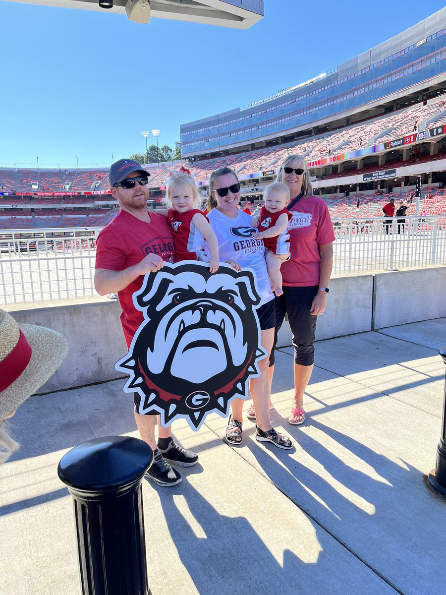 madeline014's tweet photo. Calgary comes to Athens GA! Goooo dawgs ♥️🏈🖤 #GoDawgs #UGA https://t.co/tKxRBT0mw5