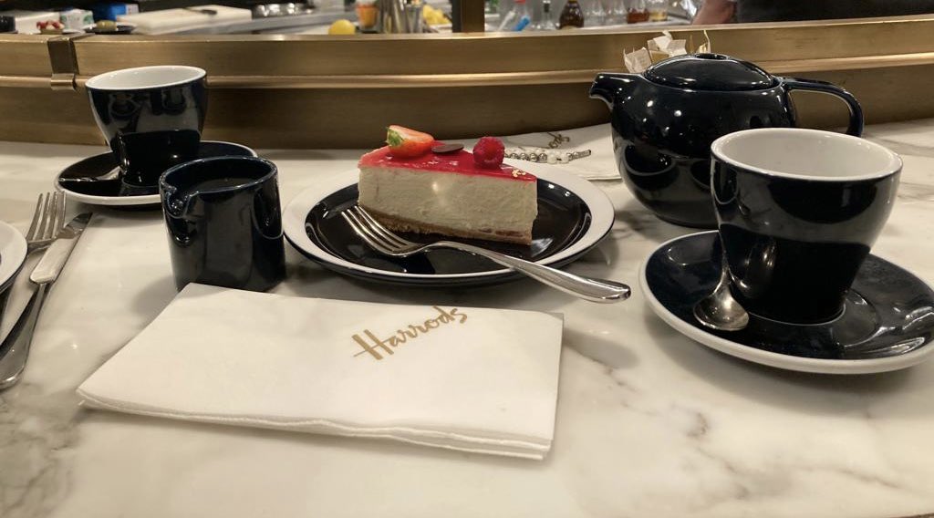 EsraTurnuk's tweet photo. #harrods #teetime https://t.co/j047QUvghU