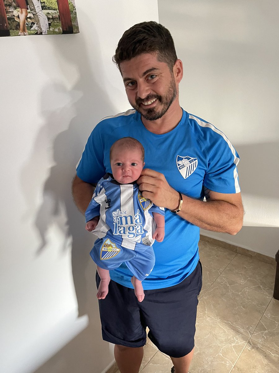 Oliver ya apoya en su primer partido al Malaga C.F.  Desde pequeñito vamos Málaga 💪🏽💙🤍💙💪🏽 #MalagaCF <a href="/MalagaCF/">Málaga CF</a>