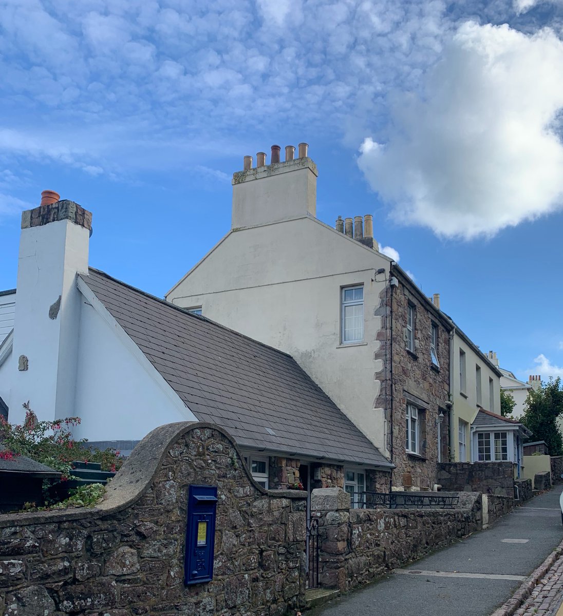 cherryaimless's tweet photo. Just down the way from where George Martin used to live when he lived in Alderney is this shy beauty...
#LetterAppSoc #Alderney #PostBoxSaturday https://t.co/VlTKBxvUoy