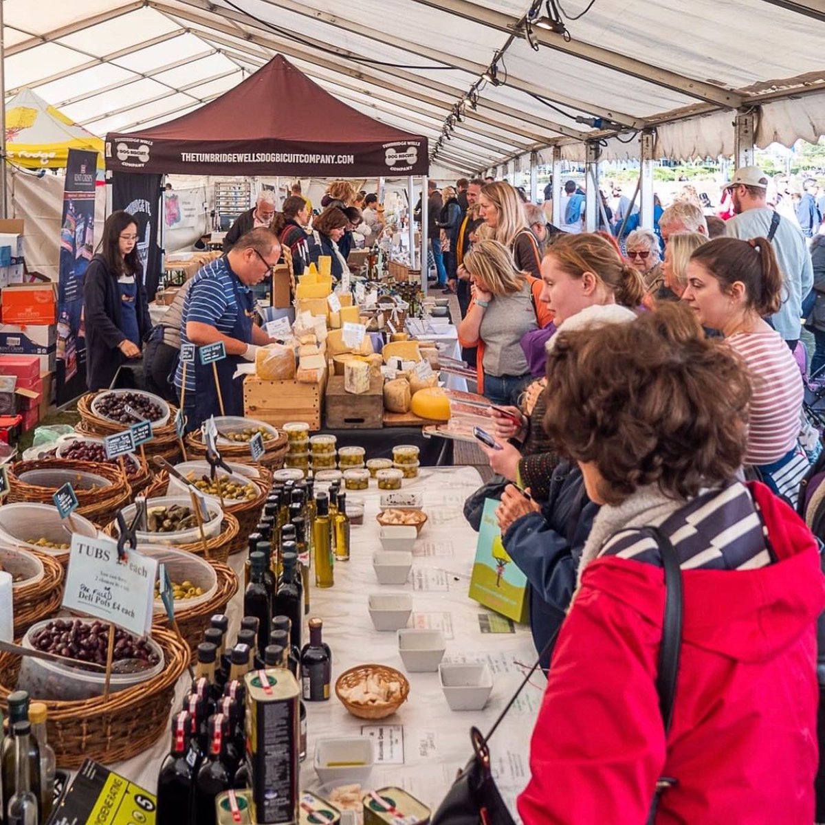 IsleMagThanet's tweet photo. Broadstairs Food Festival 😋

The Autumn Food Festival returns next Friday September 30th for another amazing weekend.

Read more by clicking the link below 👇 

https://t.co/aqkV44NC3E

#kitchentheatre #milesandbarr #chapelhouseestate #broadstairs #broadstairsfoodfestival #kent https://t.co/u8vg5yo03s