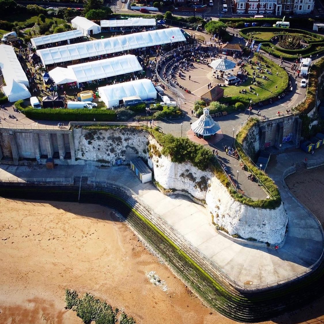 IsleMagThanet's tweet photo. Broadstairs Food Festival 😋

The Autumn Food Festival returns next Friday September 30th for another amazing weekend.

Read more by clicking the link below 👇 

https://t.co/aqkV44NC3E

#kitchentheatre #milesandbarr #chapelhouseestate #broadstairs #broadstairsfoodfestival #kent https://t.co/u8vg5yo03s