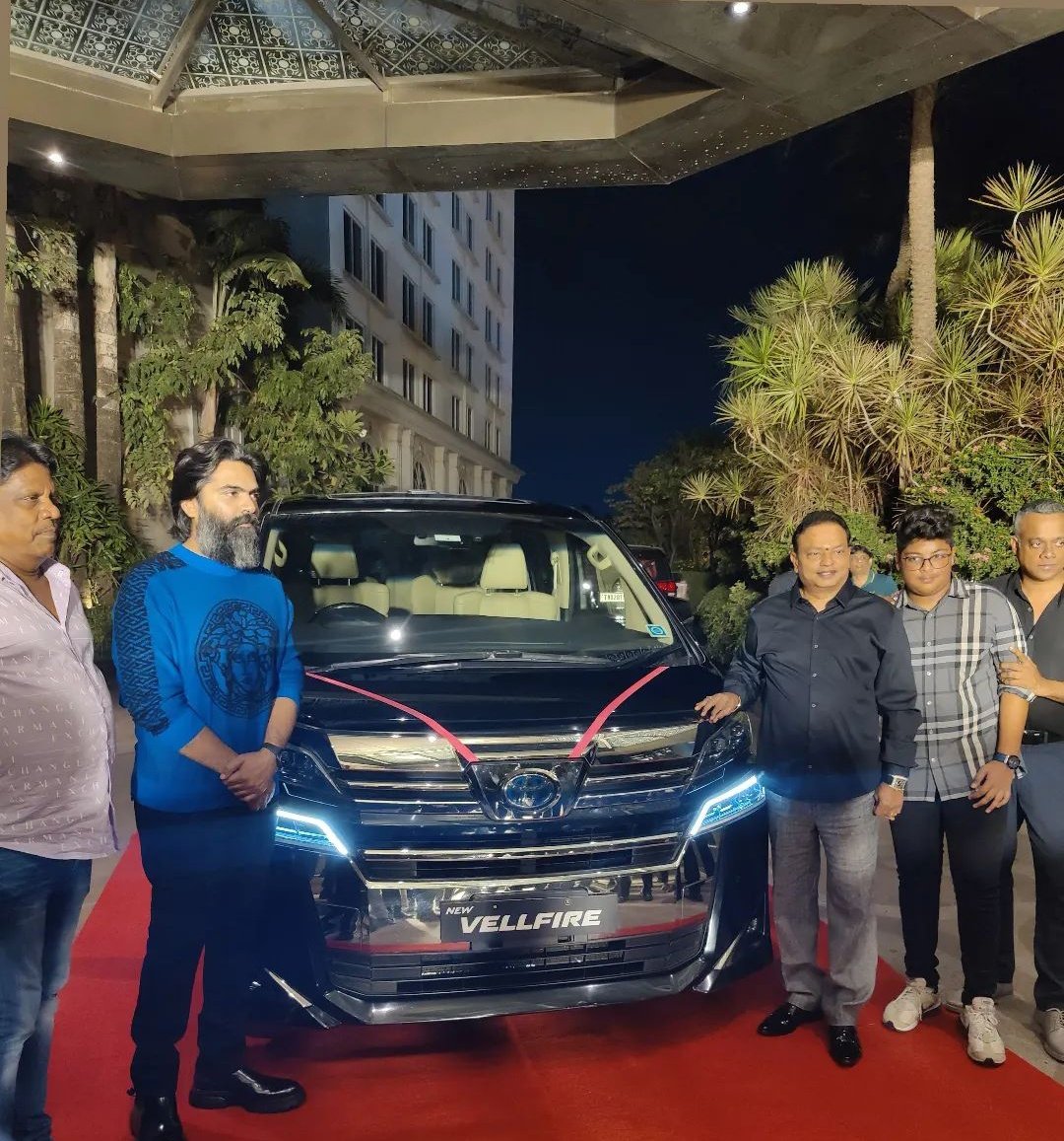 StrDeejay's tweet photo. A success party was held today to mark the huge success of #VTK.where the producer gifted expensive Car to thalaivan!!❤️😍 @SilambarasanTR_
@IshariKGanesh @VelsFilmIntl
@Ashkum19 @menongautham
#SilambarasanTR #BlockBusterHitVTK
#VendhuThanidhathuKaadu https://t.co/VcoppHuJRI