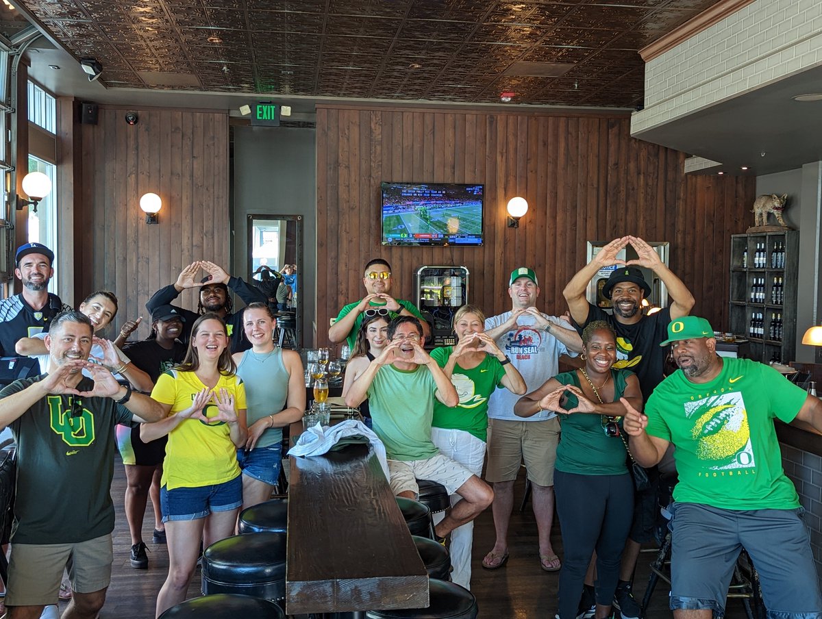 UOAlumni's tweet photo. Where are you watching the game from? Whether in Pullman or at home, there are so many opportunities to flock together with fellow alumni and Oregon fans! Check out our full list of watch parties taking place across the country at https://t.co/cCojC1R5W9. #DuckPride #UOAlumni https://t.co/RLxBFPmGLi