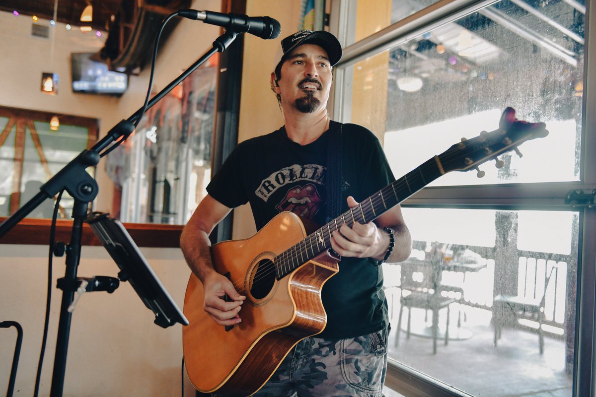 Lillys_FL's tweet photo. Come all to listen to our artist @Sdavidson70x7 and his performance #livemusiclillysonthelake #food #clermont #restaurant #drinks #visitorlando #YesOrlando https://t.co/takFZXIRva