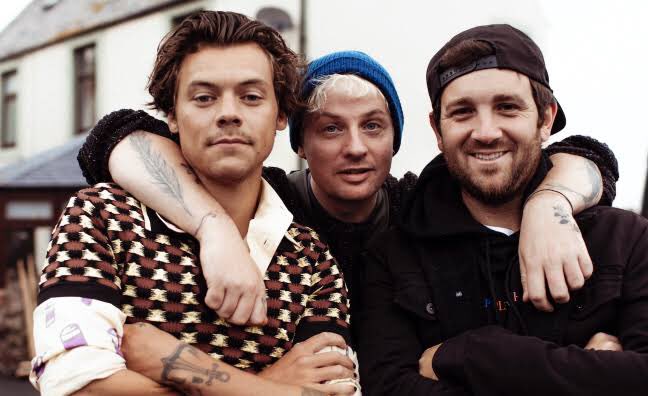 “Kid Harpoon şimdiden Styles’ın yeni albümü hakkında düşünüyor. ‘Benim için, bilirsiniz, Harry gibi harika bir yıl geçiren biri için bunu bir seferlik bir şey gibi görmeyi bırakalım ve koşalım!’” -Kid Harpoon, Rolling Stone