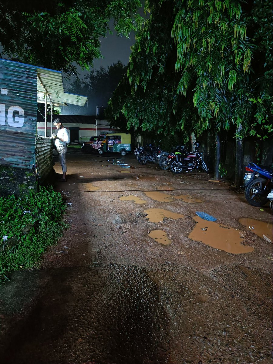 AnindyaMukul's tweet photo. @bmcbbsr @BDA_BBSR @MayorofBBSR 
Why is the only proper parking lot in Unit -2 market building in such a dilapidated condition. Please take steps to make it accessible to people with proper facilities like lights and parking platforms.Its a paid service anyway. https://t.co/doLPSV95dp