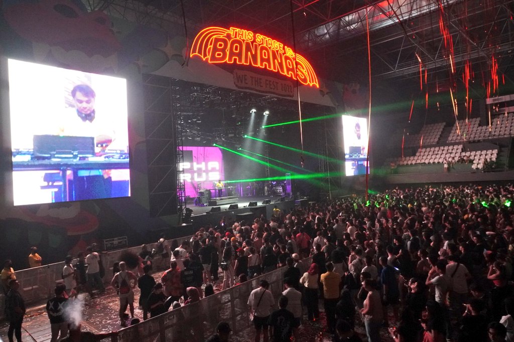 hmindonesia_'s tweet photo. What better way to end your Day 2 of #WTF22 other than dancing along LIT musics from @diphabarus? Exactly, there's NONE! Watch his full performance right now at "This Stage Is BANANAS" presented by H&amp;M. https://t.co/O4uVC24LCA