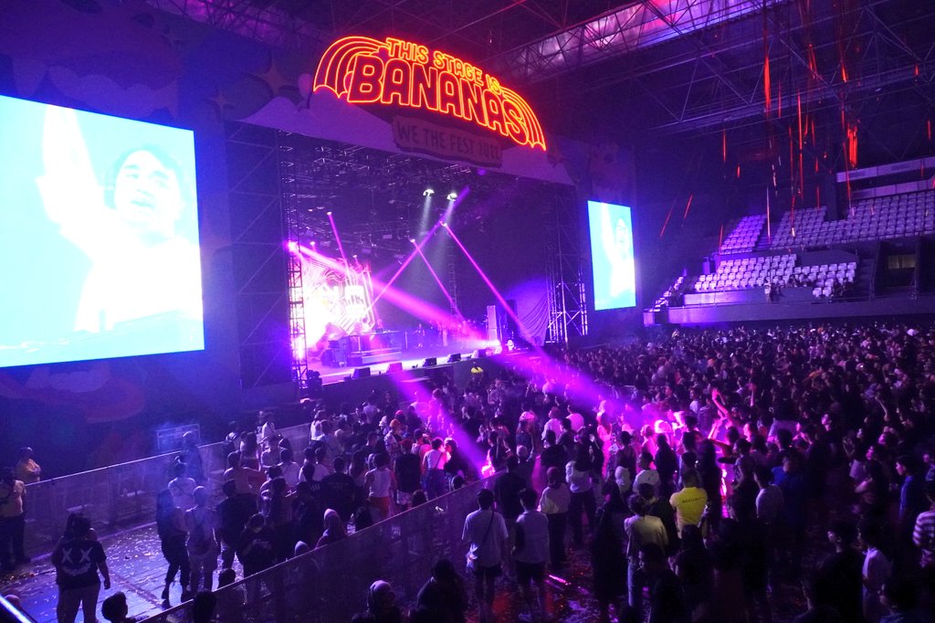 hmindonesia_'s tweet photo. What better way to end your Day 2 of #WTF22 other than dancing along LIT musics from @diphabarus? Exactly, there's NONE! Watch his full performance right now at "This Stage Is BANANAS" presented by H&amp;M. https://t.co/O4uVC24LCA