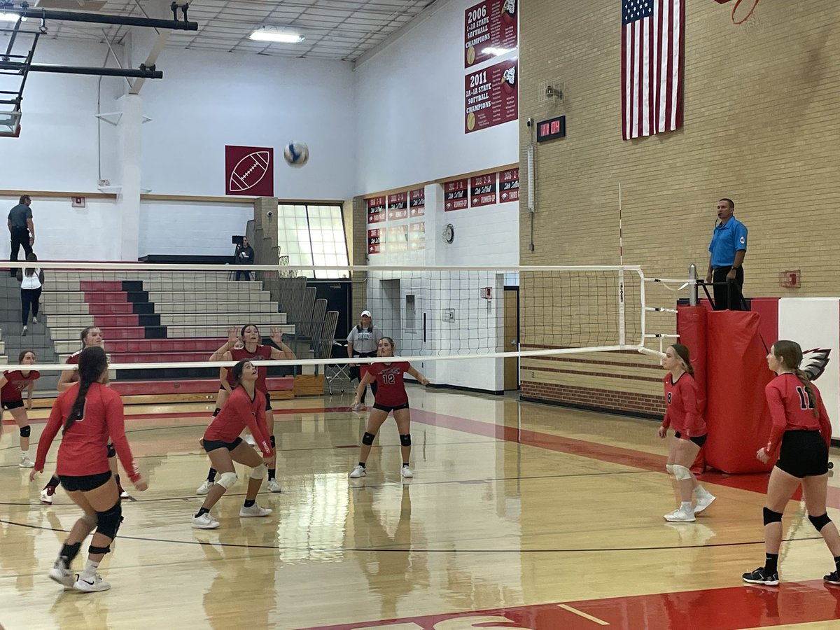 usd358's tweet photo. Wildcats beat Udall in two, then defeated Cunningham in two. Oxford is now warming up to play Caldwell. #udalltournament  #OHSVB https://t.co/ywalxj6gtd