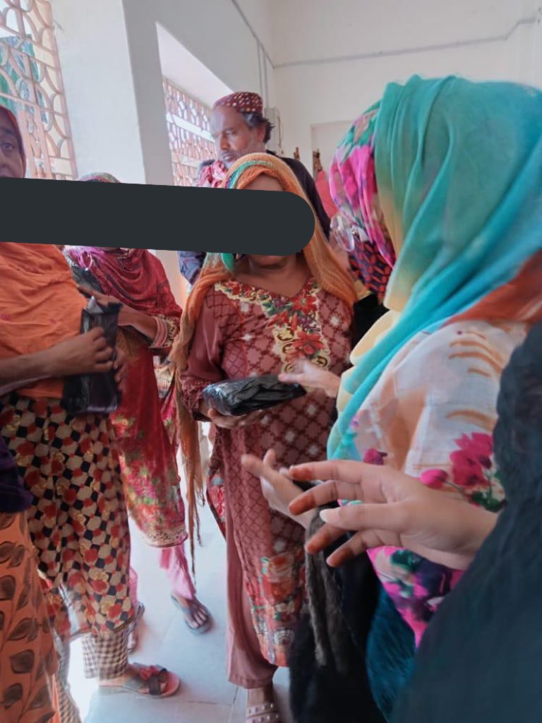 crabtalks's tweet photo. All the hygiene kits being distributed in TandoAllahyaar 
.
.
Looking forward to generate more for multiple places like larkana mirpur . Your support donation and prayers ! 

#FloodReliefFund2022 #SindhFloods #donatetofloodvictims https://t.co/ecyHB2Ljj4