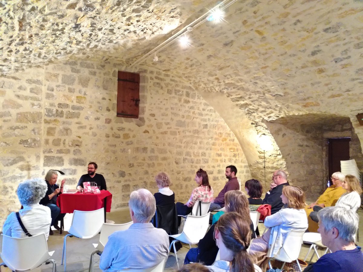 // Les samedis des auteurs // 
"Jeanne d'Arc n'est pas une créature frêle et fragile, c'est une femme forte, une guérillère".
Guillaume Lebrun était ce soir à la librairie Le nom de l'homme pour parler de Fantaisies guérillères, paru chez <a href="/BourgoisEditeur/">Éditions Bourgois</a>.
bit.ly/3DEQAVh