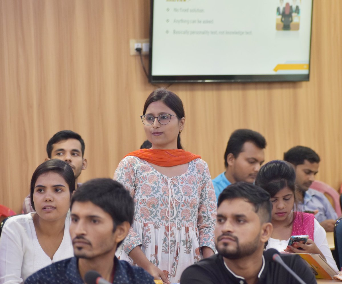 dm_rohtas's tweet photo. जिला पदाधिकारी रोहतास श्री धर्मेंद्र कुमार के अनुठे पहल पर आयोजित career guidance कार्यक्रम Dreamers and Motivators Meet के द्वितीय सत्र में जिला पदाधिकारी, डीडीसी एवं सुश्री अनु कुमारी, वरीय उप समाहर्ता के द्वारा BPSC परीक्षा की तैयारी के संबंध में मार्गदर्शन प्रदान किया गया। https://t.co/jD7NrWBKip