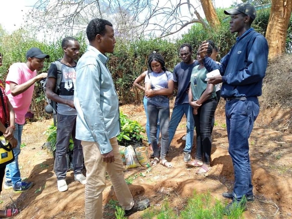 MazingiraHub's tweet photo. We joined the world today in marking two great events; World Clean Up Day (postponed earlier on) and #ClimateStrike  with Machakos University Environmental Club.

Everyone must take up responsibility for our planet.

#ClimateCrisis #ClimateAction #ClimateEmergency https://t.co/qYpy3J2TNn