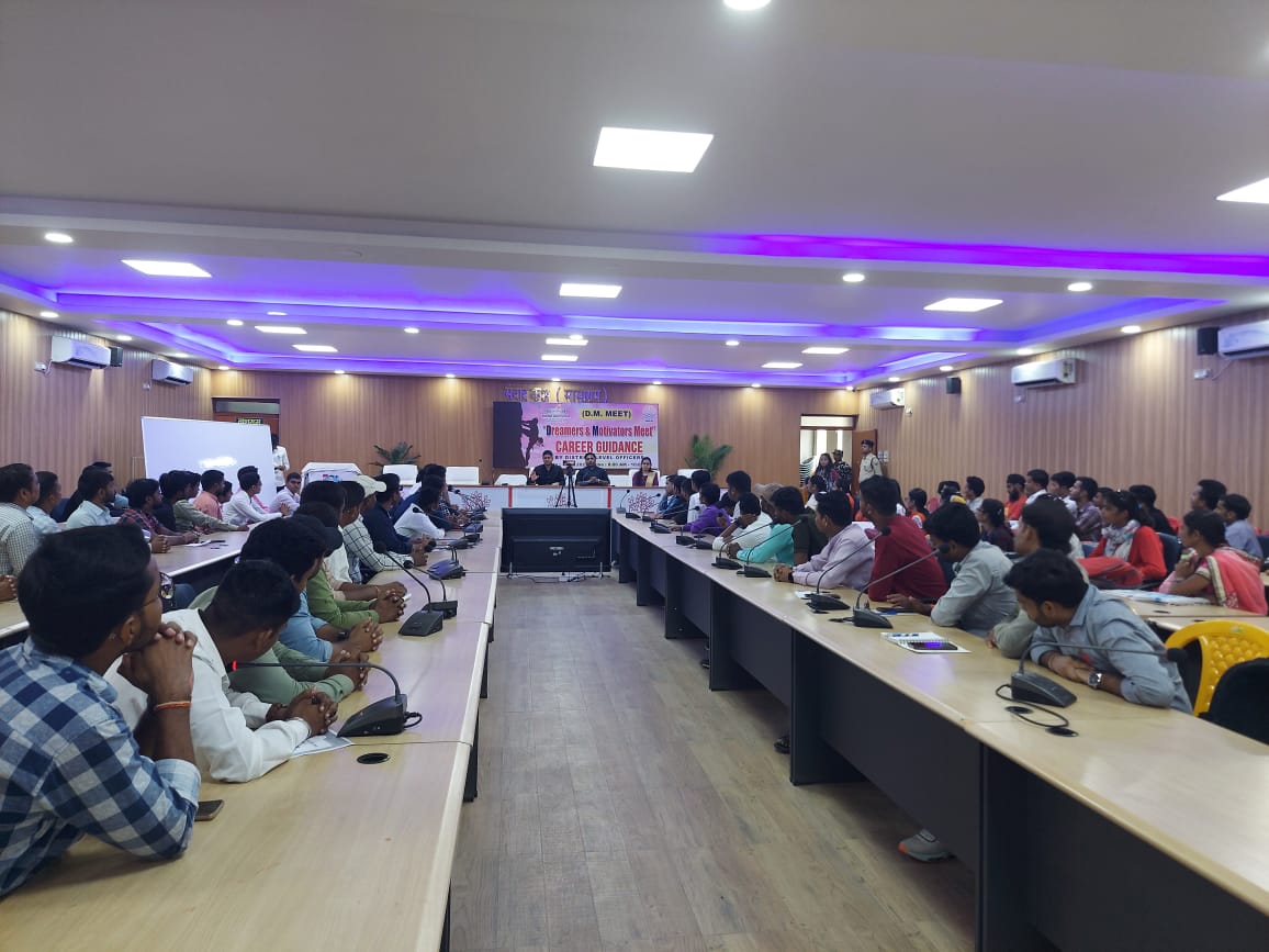 dm_rohtas's tweet photo. जिला पदाधिकारी रोहतास श्री धर्मेंद्र कुमार के अनुठे पहल पर आयोजित career guidance कार्यक्रम Dreamers and Motivators Meet के द्वितीय सत्र में जिला पदाधिकारी, डीडीसी एवं सुश्री अनु कुमारी, वरीय उप समाहर्ता के द्वारा BPSC परीक्षा की तैयारी के संबंध में मार्गदर्शन प्रदान किया गया। https://t.co/jD7NrWBKip