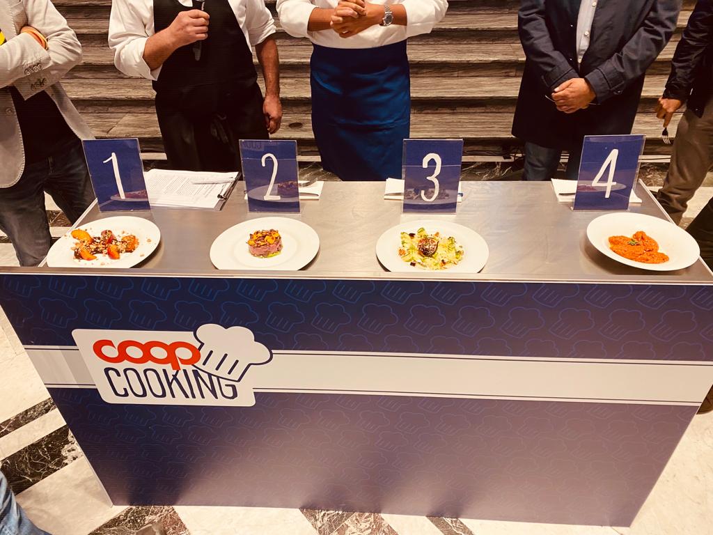 Nova_Coop's tweet photo. #CoopCooking special edition per #terramadre2022 con spesa tra le corsie del #Fiorshop e i 4 piatti preparati dagli chef in gara, tra cui #PieroPulli, executive chef di #Fiorfood! In collaborazione con #PollenzoFoodLab, #tavoleaccademiche e @UNISG
@Coopitalia @SlowFoodItaly https://t.co/L02DvZtrP9