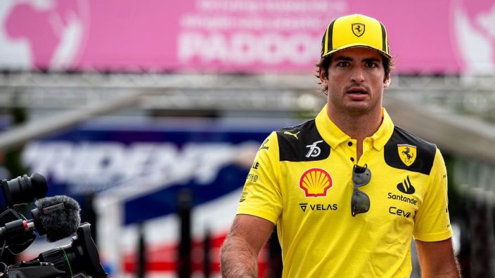 “Me resulta increíblemente frustrante, sabiendo lo bueno que soy y lo bueno que he sido en los últimos años en la <a href="/F1/">Formula 1</a>, cómo, en el 1er. año que tengo un auto para ganar, encuentro un auto tan difícil para ganar, para conducir a mi estilo y configurarlo a mi gusto”: <a href="/Carlossainz55/">Carlos Sainz</a>