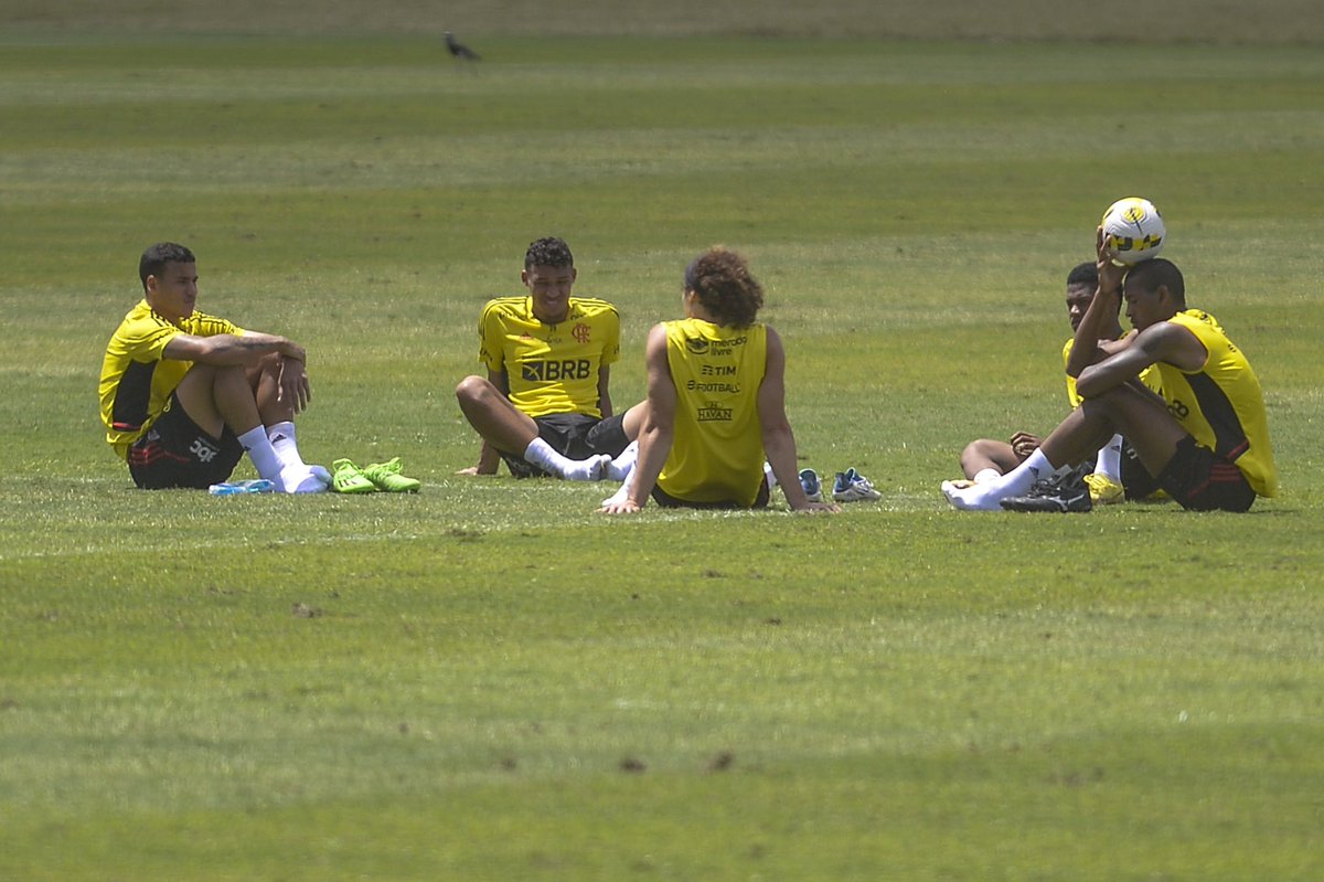 jsmescrf's tweet image. Eu acho mto legal a relação do David Luiz com os meninos da “base”