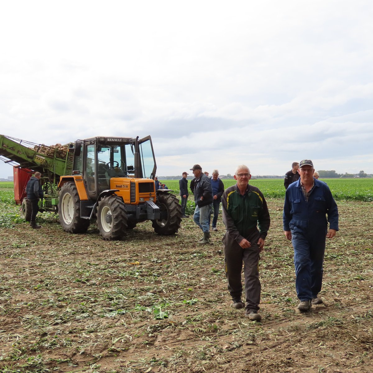 wadloveranja's tweet photo. #bietenrooien #Lindeweg #Noordoostpolder
Arend en Itze hebben een oude Stoll en deden mee! https://t.co/mC6ZNLEvXn