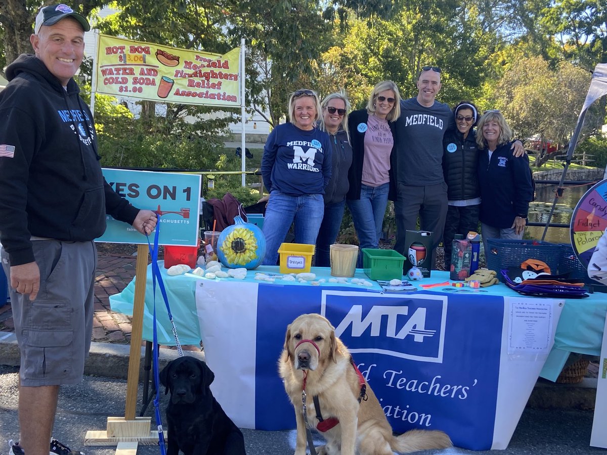 franklinneads's tweet photo. Medfield Day! 😃🍁🙌 #medfieldps #wheelockians https://t.co/UShs70DbQu
