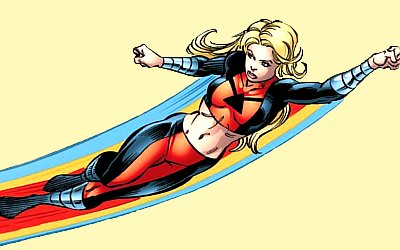 Va volando en ese día tan gris para dejar un rastro de luz.