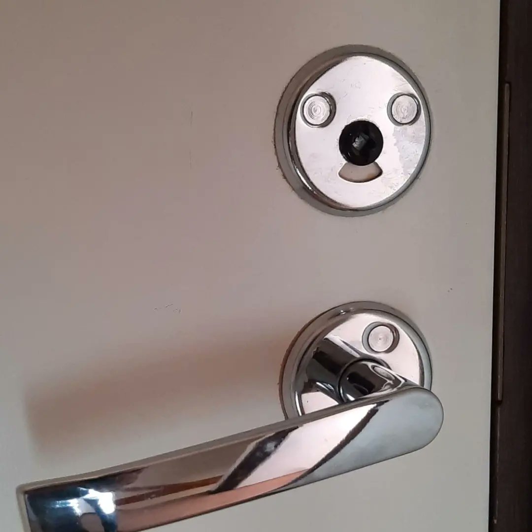 nelocrespo's tweet photo. #NosMiran #EstánAhí #Pareidolia #Beholders #VeoCaras
Dice el amigo Ramón que en un aseo sueco se encontró estos dos observantes impúdicos. Uno al entrar y otro, el del bigotito, al cerrar la puerta. Y que no hubo manera de concentrarse en lo que iba a hacer ¡Caray con los suecos! https://t.co/KJV3IlNzrW