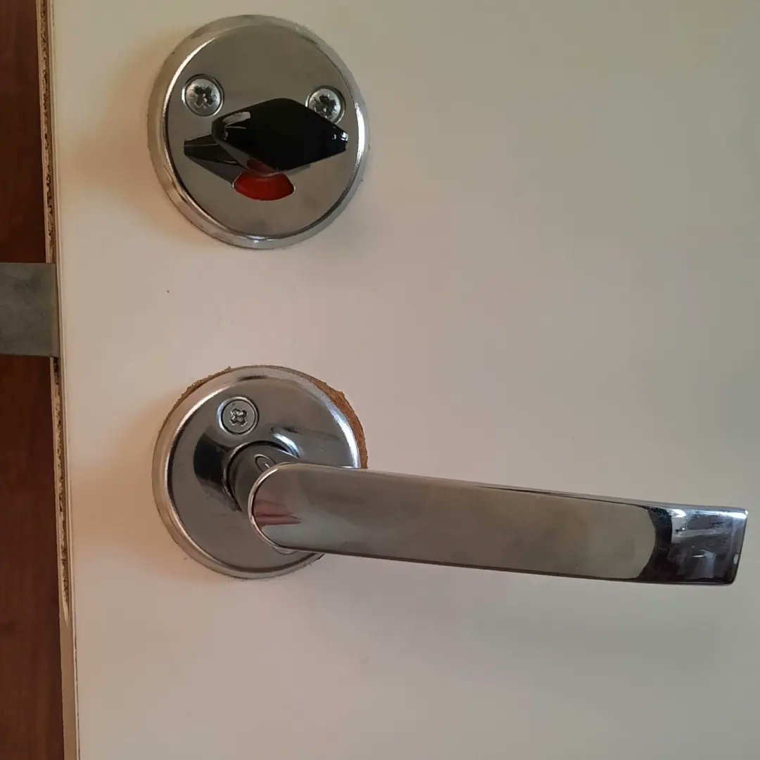nelocrespo's tweet photo. #NosMiran #EstánAhí #Pareidolia #Beholders #VeoCaras
Dice el amigo Ramón que en un aseo sueco se encontró estos dos observantes impúdicos. Uno al entrar y otro, el del bigotito, al cerrar la puerta. Y que no hubo manera de concentrarse en lo que iba a hacer ¡Caray con los suecos! https://t.co/KJV3IlNzrW