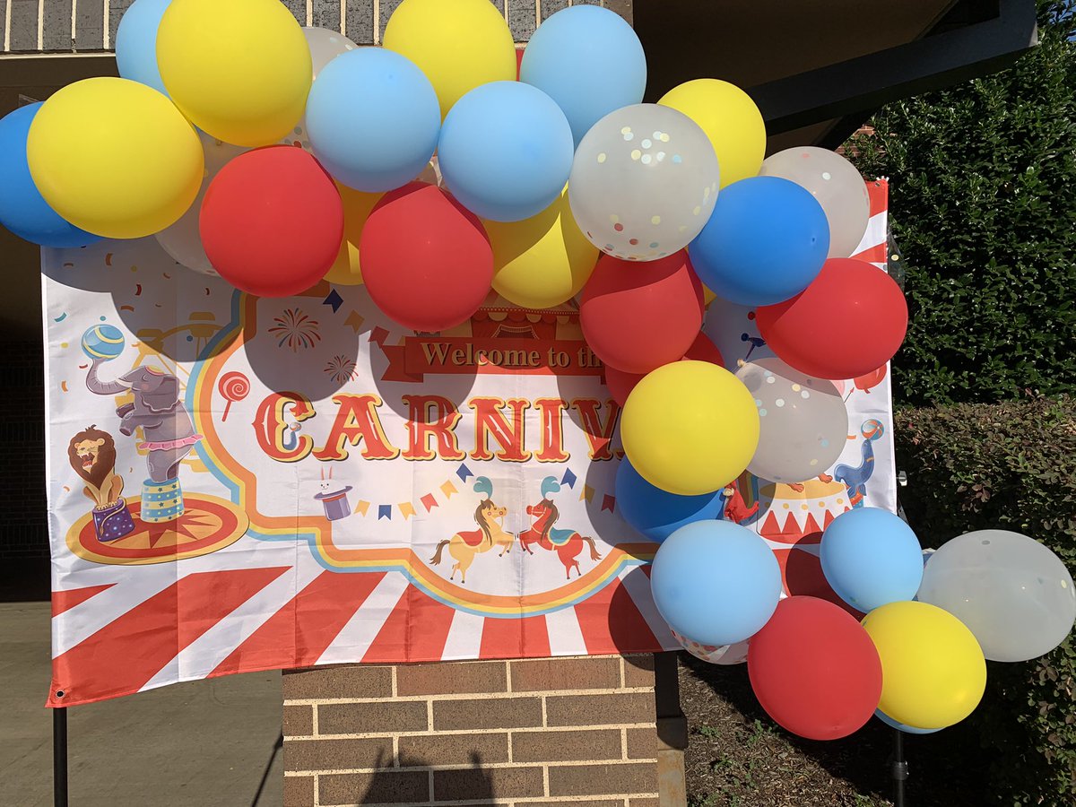 ValdesNativ's tweet photo. We had an amazing community block party @LewisvilleES @Jaimeclarkstory @LoriLitchfield @loridrapp #theponyway https://t.co/DS1oyS96p0