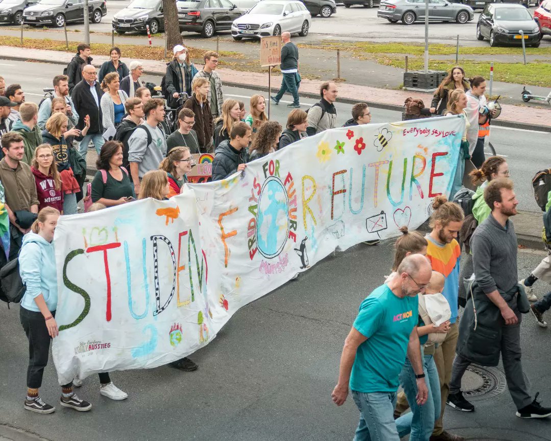 StudentsFF_MS's tweet photo. Danke an die über 7.000 Menschen, die gestern in #Münster auf die Straße gegangen sind. 
Danke an @FFF_Muenster für die Organisation. 
Gemeinsam haben wir gezeigt, dass die Menschen im Mittelpunkt der Politik stehen müssen: #PeopleNotProfit !
#GlobalClimateStrike https://t.co/9kgetrezm6