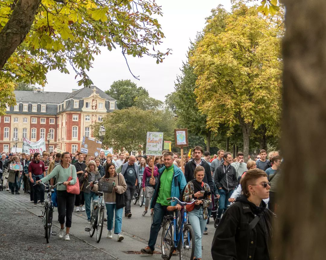 Danke an die über 7.000 Menschen, die gestern in #Münster auf die Straße gegangen sind. 
Danke an <a href="/FFF_Muenster/">Fridays For Future Münster</a> für die Organisation. 
Gemeinsam haben wir gezeigt, dass die Menschen im Mittelpunkt der Politik stehen müssen: #PeopleNotProfit !
#GlobalClimateStrike