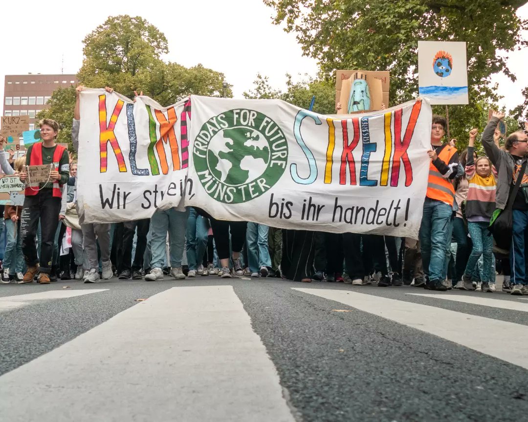 StudentsFF_MS's tweet photo. Danke an die über 7.000 Menschen, die gestern in #Münster auf die Straße gegangen sind. 
Danke an @FFF_Muenster für die Organisation. 
Gemeinsam haben wir gezeigt, dass die Menschen im Mittelpunkt der Politik stehen müssen: #PeopleNotProfit !
#GlobalClimateStrike https://t.co/9kgetrezm6