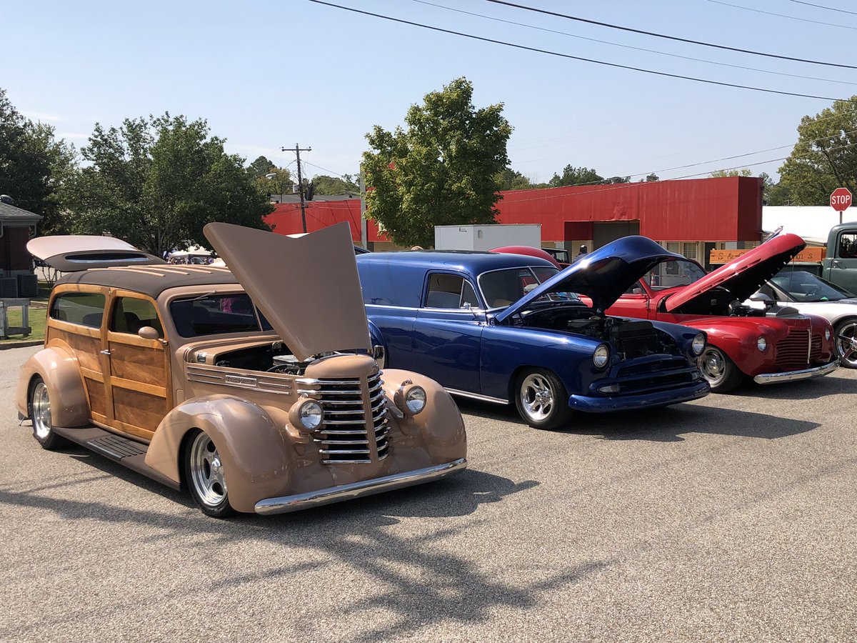 LincolnEverettC's tweet photo. 1941 Chevy Special Deluxe
1951 Chevy Sedan Delivery
1947 Diamond T
#Decaturville Main St Festival https://t.co/0AeBysk2Hj