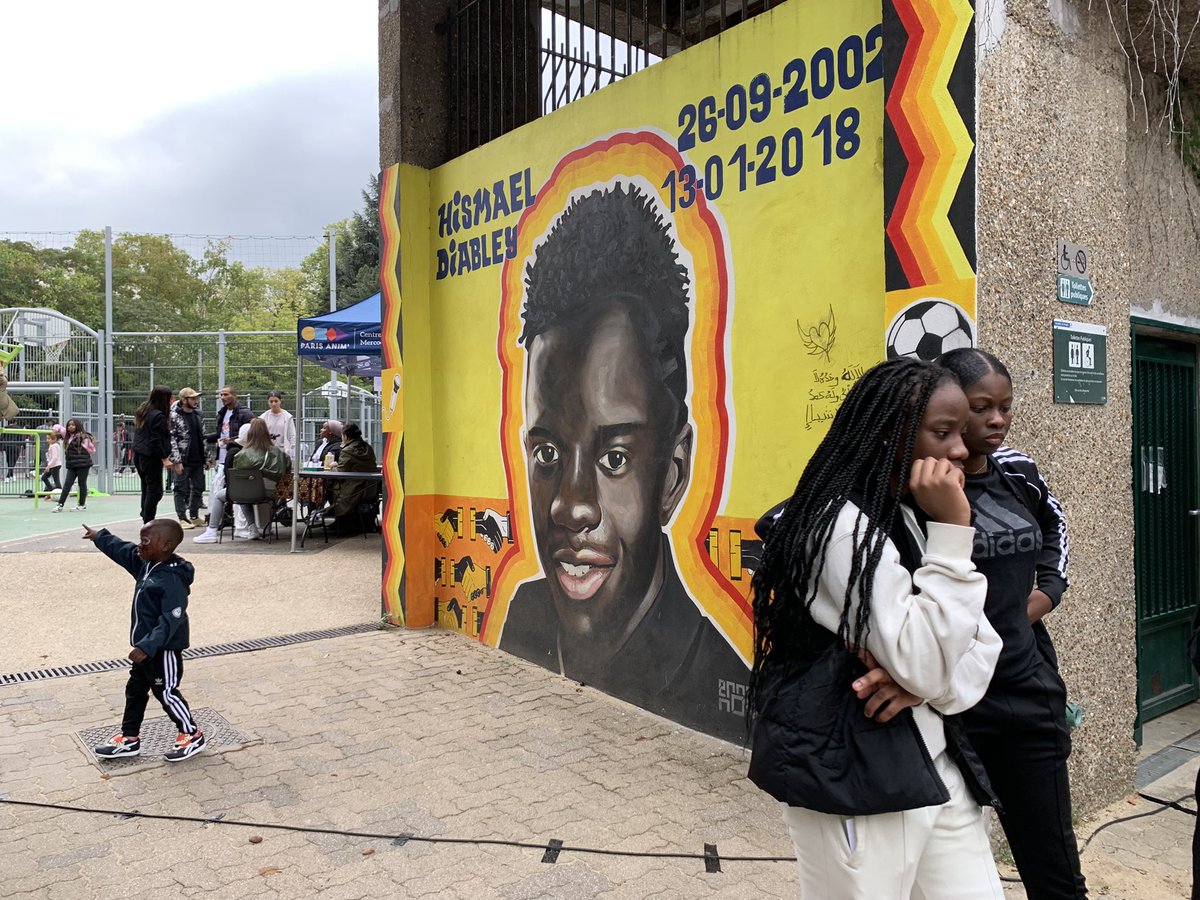 A_Viscontini's tweet photo. Rassemblement pour la vie, contre les rixes, en hommage à Hismael Diabley au square de la Roquette #Paris11 

Avec @JoelleMorel11 nous apportons tout notre soutien aux jeunes et acteurs qui œuvrent pour le quartier #conseildequartier #LBFR @mjc_mercoeur #OlgaSpitzer https://t.co/WJTJ0hjdxV