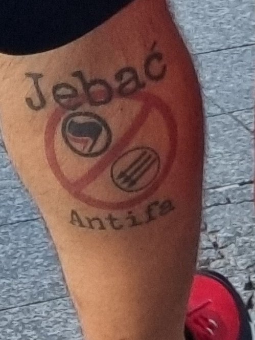 Dmtrij's tweet photo. Wrocław, 2022 rok. Środek dnia. Serio?

#Wrocław #antifa https://t.co/qxLFviSMl6