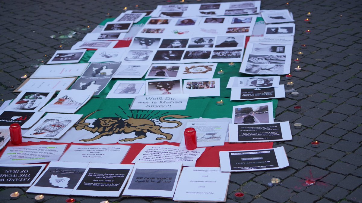 Rund 150 Menschen beteiligten sich heute an einer Kundgebung in #Erfurt gegen das Regime im #Iran und zeigten ihre Solidarität mit den #IranProtests2022 nach der Ermordung von #MahsaAmini. Zahlreiche Frauen schnitten sich demonstrativ ihre Haare ab.Eine Fotostrecke gibt es morgen