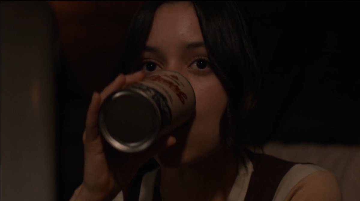 AlDANS_'s tweet photo. jenna ortega drinking "pearl" brand beer in x (2022). love this detail. https://t.co/84lxEZzDgu