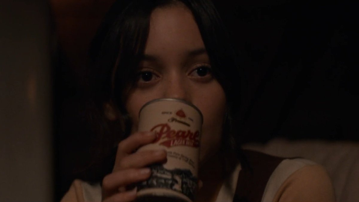 AlDANS_'s tweet photo. jenna ortega drinking "pearl" brand beer in x (2022). love this detail. https://t.co/84lxEZzDgu