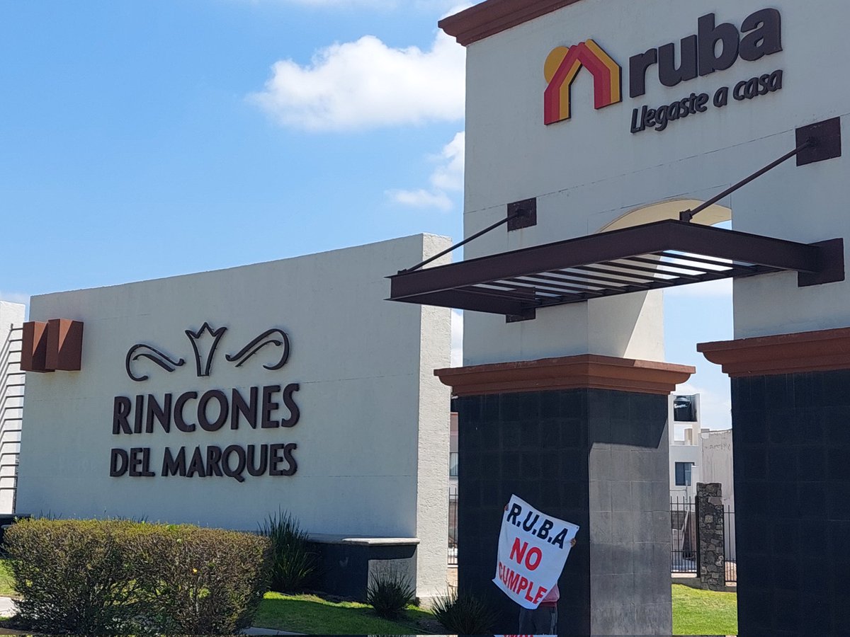 Rinc_DelMarques's tweet photo. #RUBANOCUMPLE vecinos de #RinconesdelMarques estamos frente a la casa de venta exhijiendo solución a todas las problemáticas. @Rinc_DelMarques @Enrique_VegaC https://t.co/AWRWyx04oH