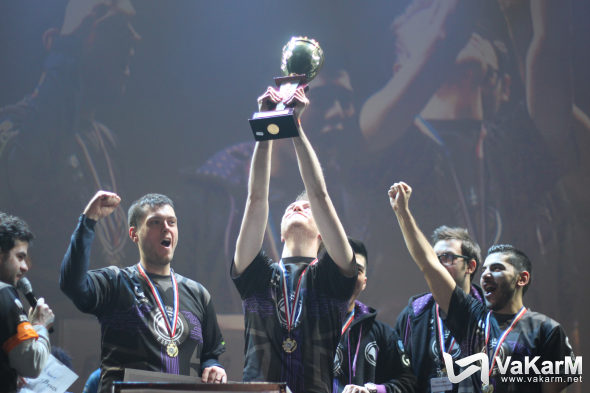 VaKarM_net's tweet photo. Ce jour de belle victoire pour @Maj3r_ et les siens en ESL Pro League, c'est le bon moment pour ressortir les photos d'un autre de ses succès, celui de Millenium à la GA 2016, avec les anciens d'1.6 venus imposer leur loi 👴

#DansLesCartons https://t.co/5nov0PHXbF