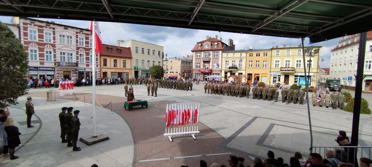 1BLogBydgoszcz's tweet photo. Dowódca #1BLog, płk @BartoszekWitold uczestniczy w uroczystych obchodach z okazji święta 2 Batalionu Ziemi Żnińskiej. W swym przemówieniu podziękował żołnierzom oraz dowódcy #2blog za wzorową realizację zadań w minionym roku oraz wymienił jakie wyzwania stoją przed żołnierzami. https://t.co/tZCw2PLvuI