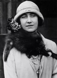 Princess Charlotte wore her first brooch to her great-grandmother, Queen Elizabeth II's funeral on Monday. A small diamond horseshoe which was a gift from the late monarch and which first belonged to The Queen Mother here pictured in 1929 👑🐴🖤