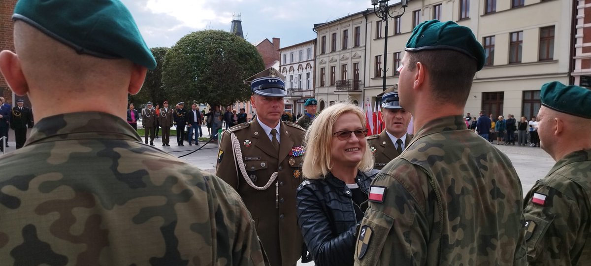 1BLogBydgoszcz's tweet photo. Dowódca #1BLog, płk @BartoszekWitold uczestniczy w uroczystych obchodach z okazji święta 2 Batalionu Ziemi Żnińskiej. W swym przemówieniu podziękował żołnierzom oraz dowódcy #2blog za wzorową realizację zadań w minionym roku oraz wymienił jakie wyzwania stoją przed żołnierzami. https://t.co/tZCw2PLvuI