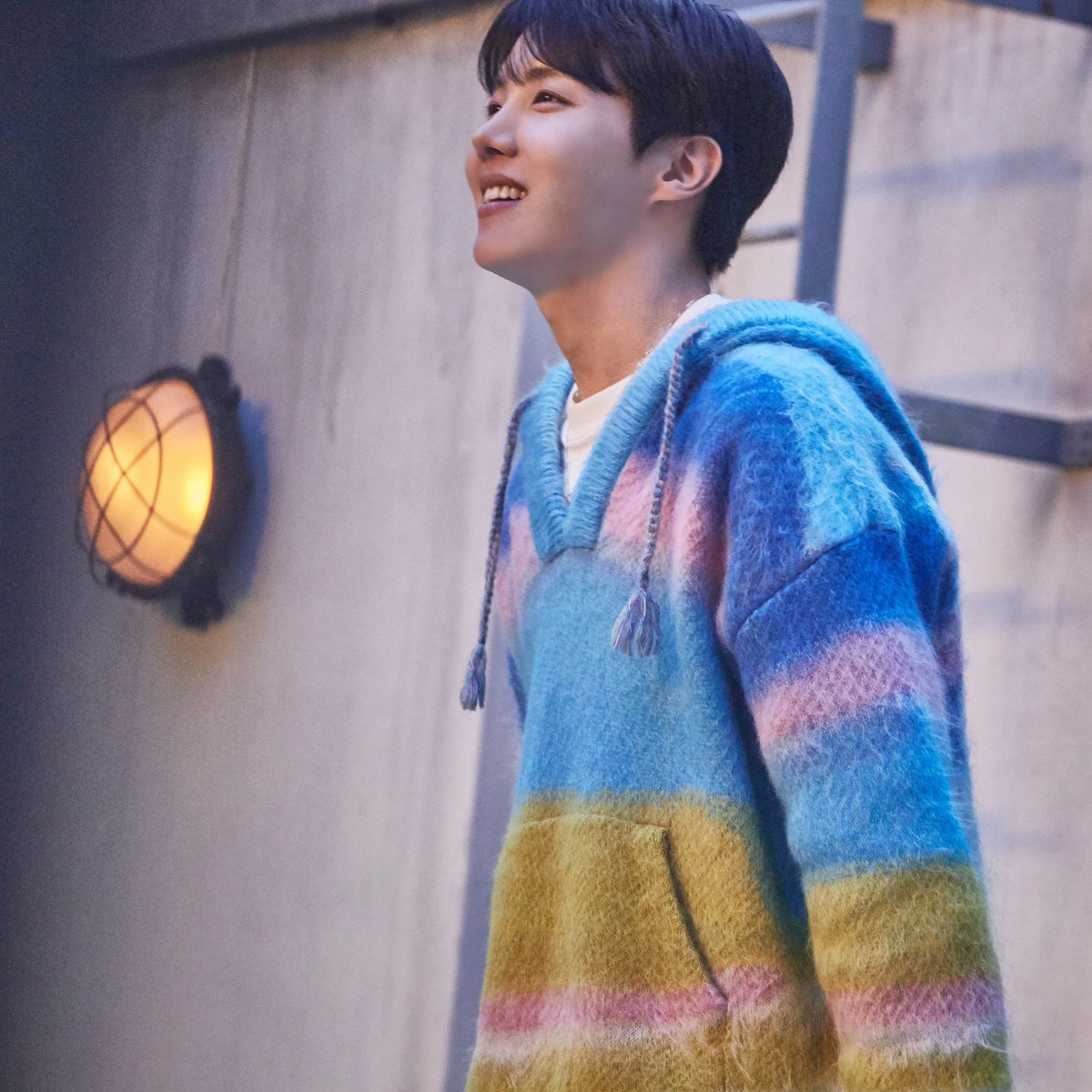 btsaresevennn's tweet image. — 📸| Hilo con todas las nuevas fotos de #BTS en el MV de YET TO COME (Hyundai Ver.)!

#V #JHOPE #GoaloftheCenturyisYetToCome 
#YetToComeXHyundai #HyundaixBTS