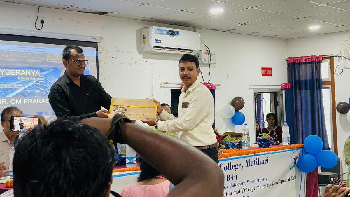 omprakash_it's tweet photo. Glad to be as an invited speaker today at the “Cyberanya- A digital Fest” at L.N.D College with Houseful participants from multiple colleges of Motihari.
Great time! 
Thanks to respected principles, organising Team, all professors &amp; @aapkamunnabhai for  awesomeness!
#Motivation https://t.co/5mEHQtBt6o