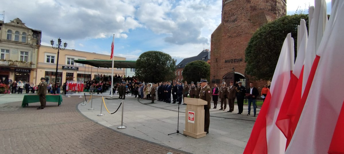 1BLogBydgoszcz's tweet photo. Dowódca #1BLog, płk @BartoszekWitold uczestniczy w uroczystych obchodach z okazji święta 2 Batalionu Ziemi Żnińskiej. W swym przemówieniu podziękował żołnierzom oraz dowódcy #2blog za wzorową realizację zadań w minionym roku oraz wymienił jakie wyzwania stoją przed żołnierzami. https://t.co/tZCw2PLvuI