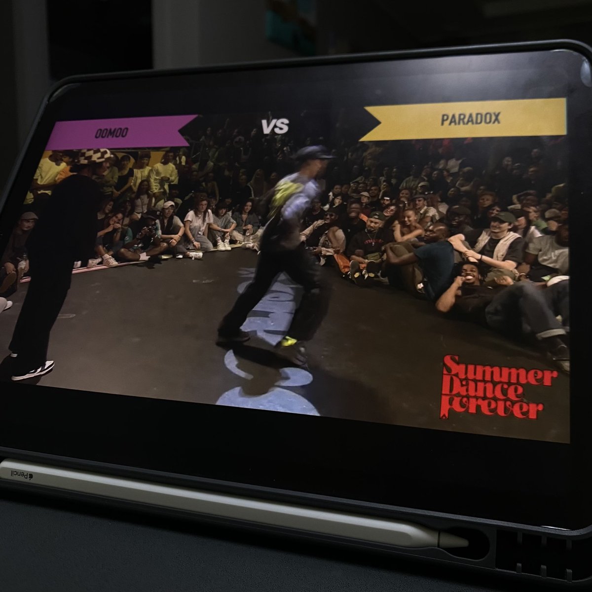 여러분 다들 뭐 하시나요 😳...
저는 해외배틀 영상 보는 중이에요...
외국이 격하게 가고 싶다 라는 생각을 막 하는 중...
배틀이 아니여도... 미국... 유럽... 일본...