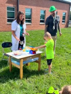 MsSarahPreKCMES's tweet photo. Pre K scientists this week explored apples using their 5 senses, measuring by weight and testing objects by sink or float. @CMESLions #ROAR @KylerLeiterCMES https://t.co/Qe7bQqRMBw