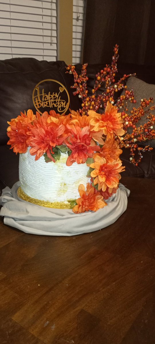 Angelo66De's tweet photo. Another Beautifully decorated Sweet and Tasty treat from, "SweettTreatsByBri"
A Birthday cake she made for her grandmother https://t.co/QBrsQdSjCT