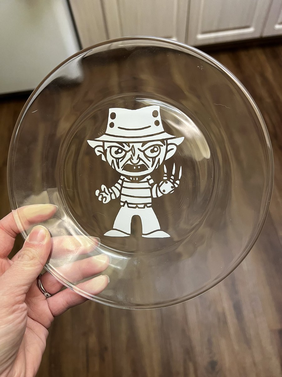 FreaksDesign2's tweet photo. Some pretty awesome plates that were made! #Horror #halloween #Etsy #Etsyseller #ordercomplete #HHN #JasonVoorhees #Freddy #MichaelMyers #scream #Ghostface https://t.co/rmku10NZB1